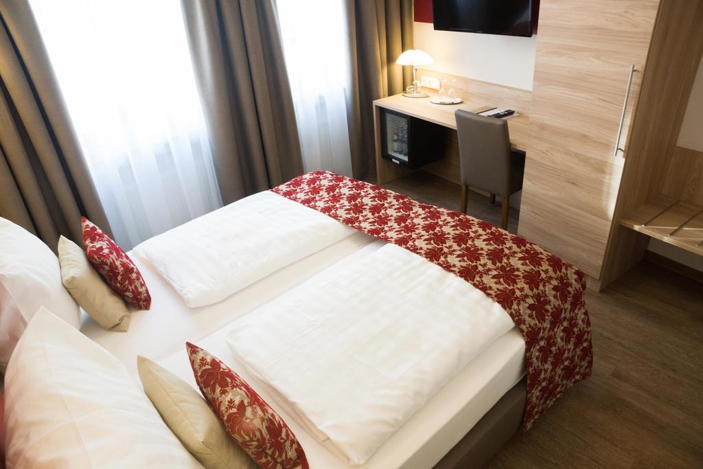 Hotel Loehr Баден-Баден Стая снимка